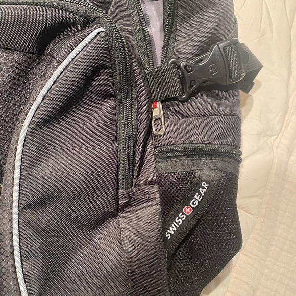 Swiss Army backpack - Picture 3 of 4